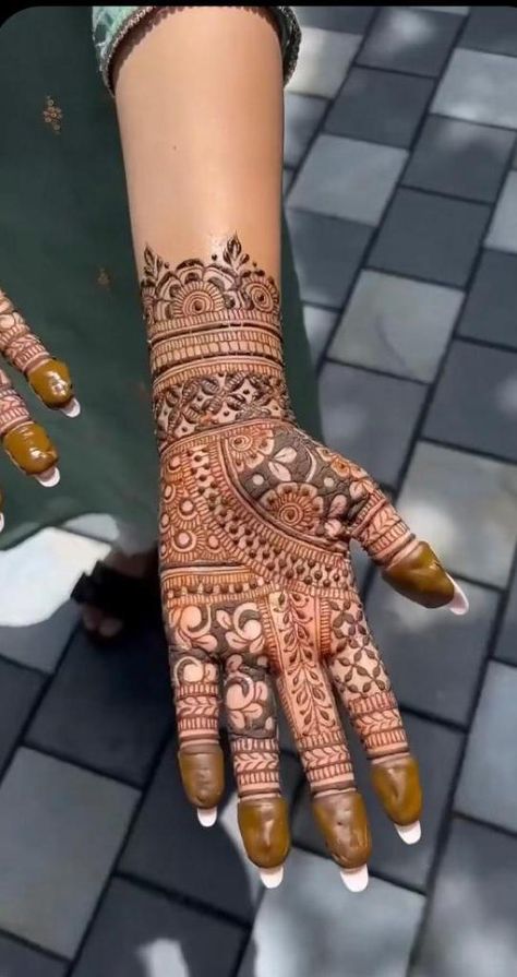 Mens Gold Diamond Rings, Wedding Rings Gold, Rajasthani Mehndi Designs, Mens Wedding Rings Gold, Men Wedding Band, Mehndi Designs Bridal Hands, Mehndi Designs For Kids, Very Simple Mehndi Designs, Simple Mehndi Designs Fingers