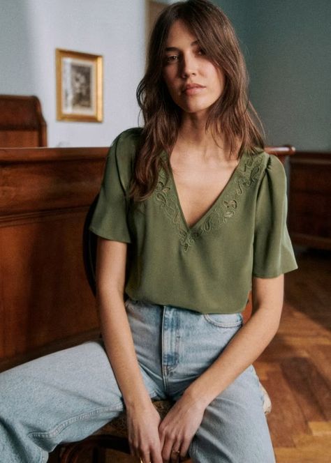 Minara Blouse - Navy - Silk - Sézane Green Top Outfit, Sezane Blouse, Ruffle Neckline Dress, Floral Trousers, Denim Suit, Ribbon Hairstyle, Knitwear Dress, Green Blouse, Green Silk