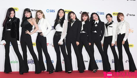 Carpet Pants, Twice Red Carpet, 70s Fashion, One In A Million, Kpop Girls, Red Carpet, Black Jeans, Carpet, Fashion Outfits