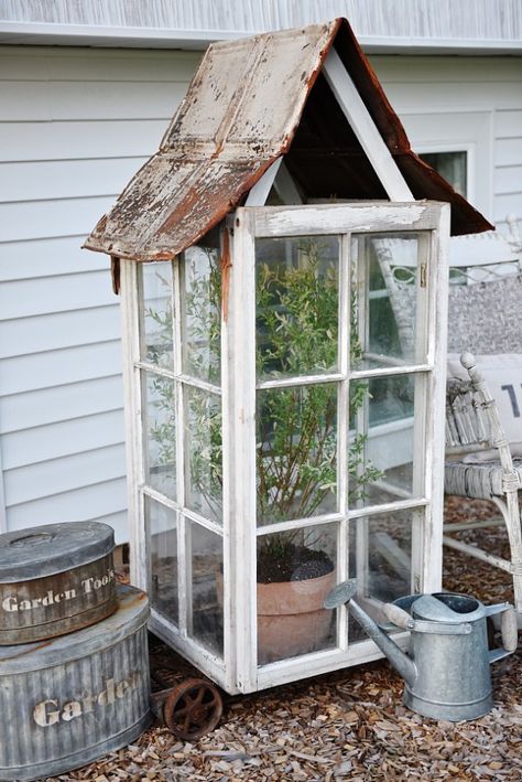 Outdoor Window Decor, Rustic Greenhouses, Greenhouse Diy, Window Greenhouse, Cheap Greenhouse, Modern Greenhouses, Repurposed Windows, Diy Greenhouse Plans, Best Greenhouse