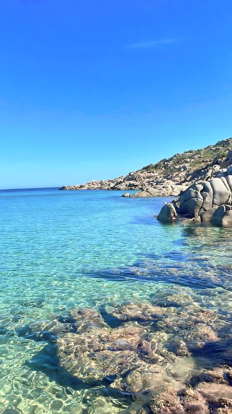 Spiaggia con sabbia grossa e chiara, l'acqua azzurra e limpida con fondali a tratti profondi e sabbiosi con pietre e scogli ai lati sotto i promontori che racchiudono e riparano l'arenile. Football Pictures, Island Beach, Sardinia, Galaxy Wallpaper, Vision Board, Water, Quick Saves