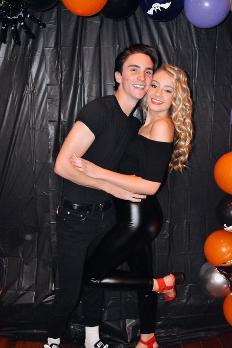 Danny Zuko And Sandy Costumes, Sandy And Danny Costume, Sandy Costume, Sandy And Danny, Danny Zuko, Cute Couple Halloween Costumes, Cute Halloween Costumes, Couple Halloween, Couple Halloween Costumes