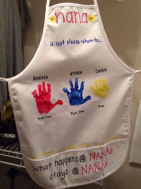 Decorated an apron using paint for Grandma aka Nana. Diy Apron For Grandma, Mothers Day Kids Crafts, Gift Ideas For Nana, Mothers Day Projects, Nan Gifts, Binder Decoration, Cricut Gift Ideas, Mother's Day Projects, Gifts For Nan