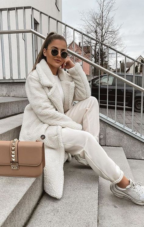 White Winter Outfits, Fall Aesthetic Outfit, Cuffed Joggers, Chunky Trainers, Moda Chic, Wardrobe Tips, Winter Outfit Inspiration, Nice Style, Teddy Coat