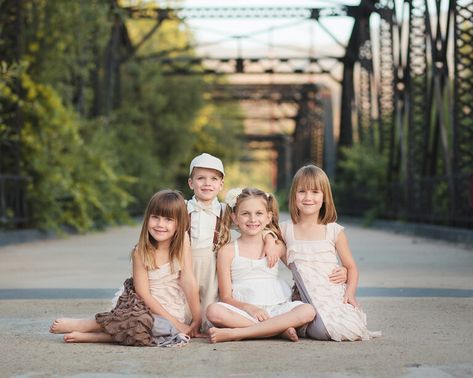 Cousin Photo Shoots, Grandkids Photography, Cousin Pictures, Sibling Photography Poses, Sibling Photo Shoots, Cousin Photo, Sibling Pictures, Large Family Photos, Family Photoshoot Poses