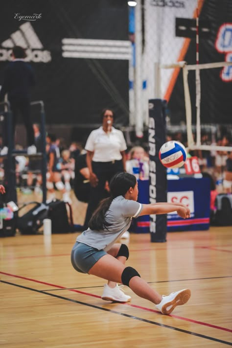 Volleyball Girl Aesthetic, Volleyball Photos Aesthetic, Aesthetic Volleyball Photos, Volleyball Libero Aesthetic, Volly Ball Aesthetic Girl, Volley Ball Aesthetic Girl, Volleyball Wallpaper, Volleyball Photography, Volleyball Knee Pads