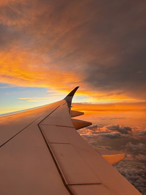 Paris Sunset, Sunrise Clouds, Vision Board Pics, Aesthetic Orange, Airplane Photography, Travel France, France Photography, Aesthetic Sunset, Orange Aesthetic