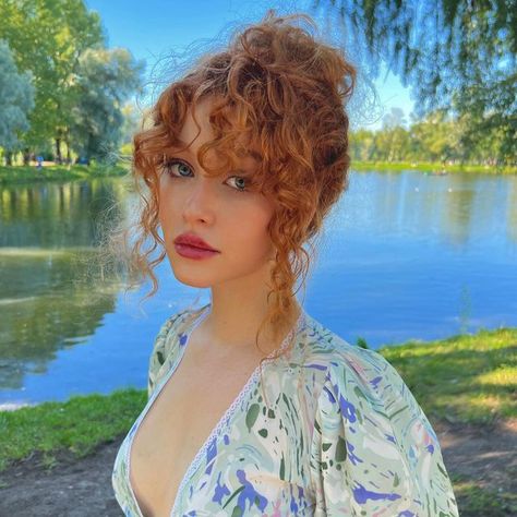 Rutkis Maria on Instagram Curly Ginger Hair, Red Curly Hair, Ginger Hair Color, Beautiful Red Hair, Strawberry Blonde Hair, Curly Hair Inspiration, 짧은 머리, Ținută Casual, Curly Hair Cuts