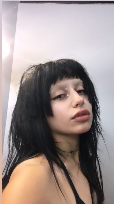 Risque Aesthetic, Micro Bangs Hairstyle, No Eyebrows, Bleached Eyebrows, Geometric Hair, Alternative Makeup, Makeup Clothes, Hair Reference, Hair Inspo Color