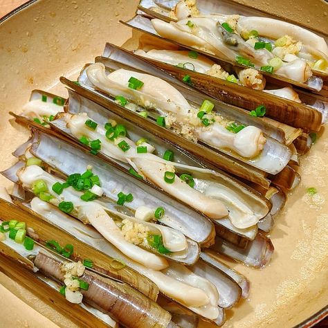 Razor Clams with Garlic Butter. I've been obsessed with razor clams ever since trying them in Spain several years ago. So glad we're able to get these fresh razor clams from @yyc.seafood. #homecooking #homemade #yyceats #yycfood #yycliving #yycfoodie #yycinfluencer #razorclams #seafood #freshseafood Fresh Seafood, October 20, Garlic Butter, Hot Dog Buns, Food Photo, Home Cooking, Seafood, Garlic, Spain