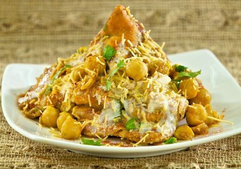 #indianstreetfood #streetfood #contest #pinterestcontest #desistreetfood Samosa Chat, Mumbai Restaurants, Chats Recipe, Desi Street Food, Chole Masala, Samosa Chaat, Chaat Recipe, Green Chutney, Indian Street Food