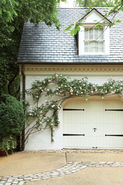 The New Dawn rose vine climbing up the garage was part of the garden’s existing flower base. Casa Garage, Casa Country, Oak Grove, Casa Patio, Casa Exterior, Atlanta Homes, Pool Design, Design Exterior, Carriage House