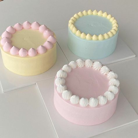 Pastel Bento Cake, One Layer Cake Design, Bento Cake Aesthetic Simple, Simple Mini Cake Designs, Simple Bento Cake Design, Bento Cake Design Aesthetic, Bento Cake Simple, Cute Bento Cake, Cute Mini Cakes