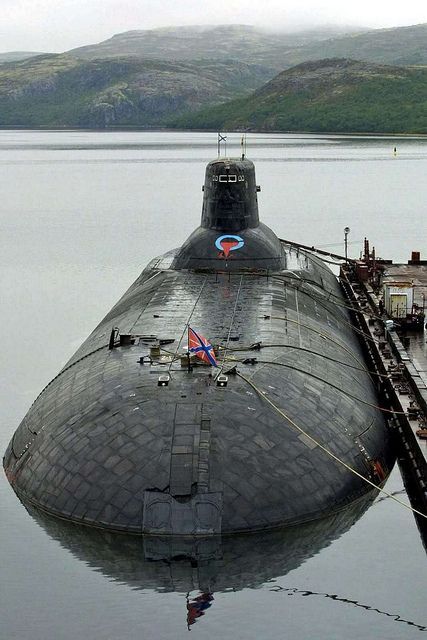 The biggest submarine in the world, the Russian Typhoon class SSBN. It has a small swimming pool inside it! Go ahead look it up. Small Swimming Pool, Us Navy Submarines, Russian Submarine, Navi A Vela, Nuclear Submarine, Naval Force, Harbin, Yellow Submarine, Military Equipment