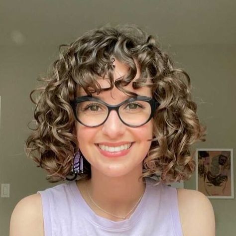 French Curly Bob, Curly French Bob, French Bob With Bangs, Kręcony Bob, Center Part Bangs, Bobs For Round Faces, Elegant Hairstyle, Parted Bangs, French Bob