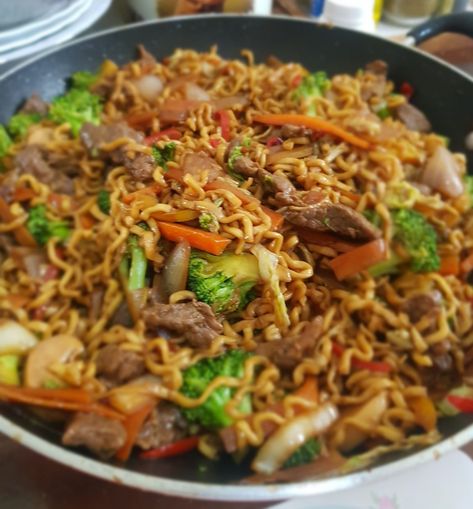 #yakisoba #carne #comidachinesa #chinesefood #foodporn #instafood #homemaid Yaki Soba, Master Chef, Homemade Food, Fake Story, Pad Thai, Chinese Food, Japchae, Homemade Recipes, Nom Nom