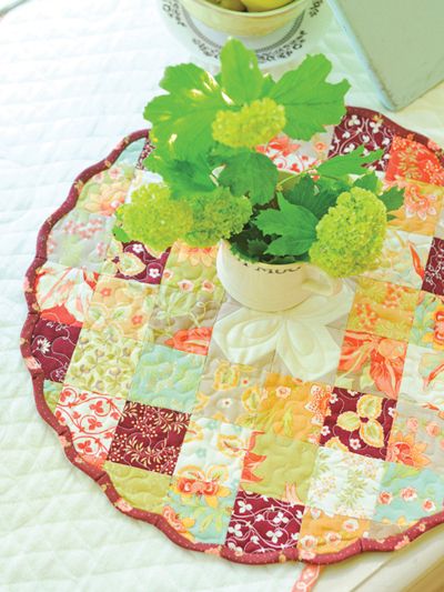 Quilted Round Table Topper Pattern, Round Table Runner Pattern, Round Table Topper Patterns, Round Table Toppers Quilted Patterns, Table Toppers For Round Tables, Round Quilted Table Toppers, Easy Quilt Projects, Quilting Placemats, Charm Pack Projects