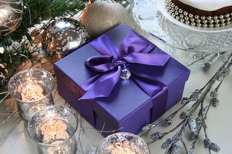 Creative Corporate Gifts, Cute Gift Wrapping Ideas, Gift Wrapping Inspiration, Gift Wrapping Ideas, Birthday Gift Wrapping, Unique Gift Wrapping, Gift Wrapper, Purple Gift, Gift Box Template