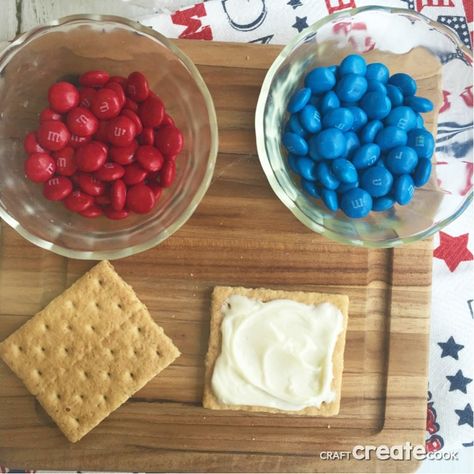 Patriotic Snacks, Memorial Day Desserts, Blue Snacks, Preschool Cooking, Memorial Day Foods, Finger Foods For Kids, Fourth Of July Crafts For Kids, Camp Snacks, Snack For Kids