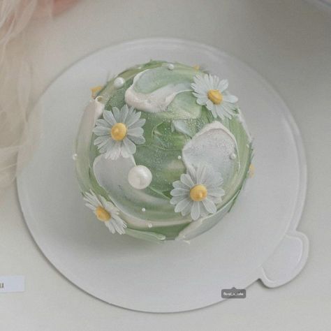 Aesthetic Green Cupcakes, Happy Birthday Green Aesthetic, Green Cakes Aesthetic, Light Green Cake Ideas, Mint Green Cake Birthday Simple, Korean Cake Green, Birthday Cake Korean Style, Green Aesthetic Cake, Cute Green Cake