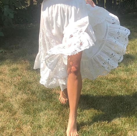 Expat Prep — https://www.instagram.com/p/CRbatCdlp_5/?utm_medium... Farm Girl, Summer Aesthetic, Lana Del Rey, High Low Dress, Taylor Swift, We Heart It, Ballet Skirt, White Dress, Walking