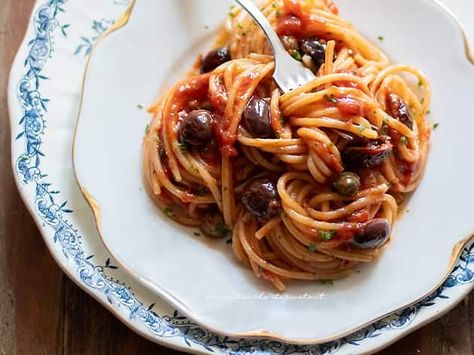 Spaghetti alla puttanesca : Ricetta originale della Pasta alla puttanesca Spaghetti Alla Puttanesca, Pasta Pomodoro, Alla Puttanesca, Pasta Puttanesca, Italian Aesthetic, Pasta Noodles, Linguine, Noodles, Spaghetti