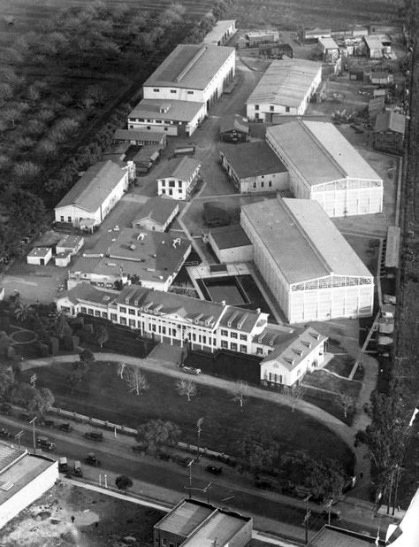 The Culver Studios in Culver City has a long history starting with Thomas Ince in the 1910s. Its most well-known feature is the mansion facing Washington Blvd - mostly because David O. Selznick made it part of his Selznick International Pictures logo. This aerial shot from 1925 shows all the filming stages are tucked behind “The Mansion. We can also see how rural it was back then from the neighboring orchard. The lot is currently home to Amazon Studios. Garden Of Allah, Culver City California, Ca History, Hollywood Vintage, Los Angeles Hollywood, Movie Studios, Hollywood Studio, Places In California, Silent Film Stars