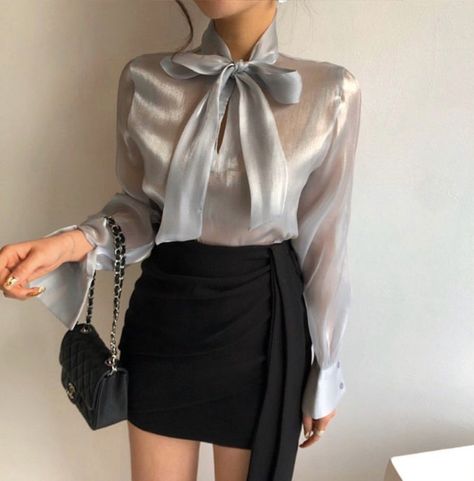 Romantic Tops, Sheer Clothing, Loose Fit Sweater, Moda Chic, Minimalist Dresses, Loose Tops, Shirts For Women, Kimono Fashion, Sheer Blouse