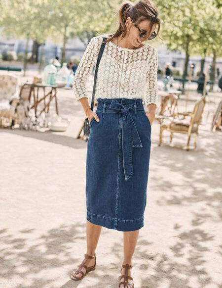 A Summer Wardrobe Booster Shot #frenchchic #lacetop #denimskirt #casualchic #over40swomensfashion Paperbag Skirt, Rock Outfit, Jean Vintage, White Lace Top, Black Lace Tops, Skirt Outfit, Outfits Winter, Jeans Rock, Lace Tops