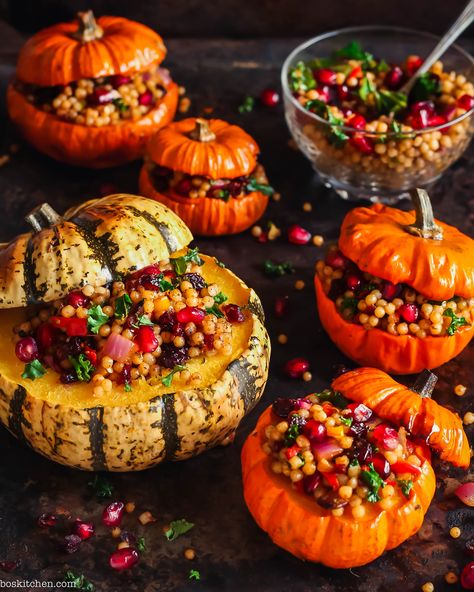 Roasted Stuffed Pumpkin, Vegan Stuffed Pumpkin, Pumpkin Dinners, Charcuterie Thanksgiving, Stuffed Foods, Ramadan Meals, Vegan Witch, Healthy Christmas Dinner, Stuffed Veggies