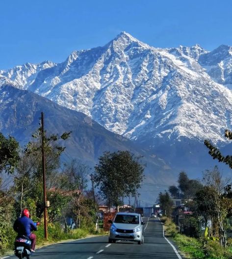 Kangra Valley📍 . 📷 - @outdoors_himachal . Follow @spstourstravel for more !! . Like Comment Share . @spstourstravel @spstourstravel @spstourstravel 👉sps tempo traveller on rent 👉sps tempo traveller on rent 👉sps tempo traveller on rent #spstourstravel #himalayas_forever #kangra #dharamshala #macleodganj #triund #kareri #incrediblehimachal #himachaltourism #travelphotography #traveldiaries #travelrealindia #mountainlife #himalayas #pahadi Kangra Valley, Travelling Places, Tempo Traveller, South Asian Aesthetic, Study Tour, Travel Vision Board, Galaxy Pictures, Travel Diaries, Mountain Life