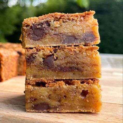 Double Brown Butter Chocolate Chip Blondies - Salt. Butter. Smoke. Brown Butter Chocolate Chip Blondies, Brown Butter Blondies, Brown Butter Chocolate Chip, Chocolate Chip Blondies, Almond Croissant, Blondies Recipe, Cookies Pastry, Chewy Chocolate Chip, Butter Chocolate