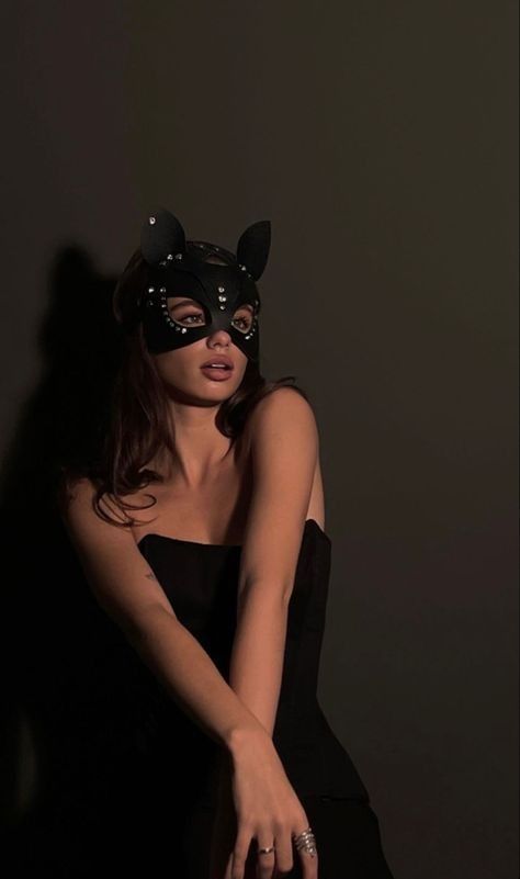 Catwoman Halloween Costume, Photographie Art Corps, Rose Calloway, Kostuum Halloween, Kostum Halloween, Fest Temaer, Trendy Halloween Costumes, Women Aesthetic, Halloween Costume Outfits