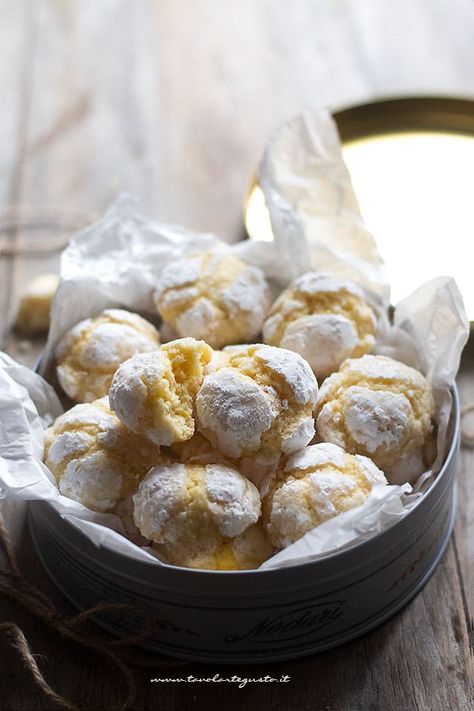 Lemon Biscuits, Lemon Crinkle Cookies, Amaretti Cookies, Italian Pastries, Biscotti Cookies, Biscotti Recipe, Sweet Meat, Crinkle Cookies, Italian Cookies