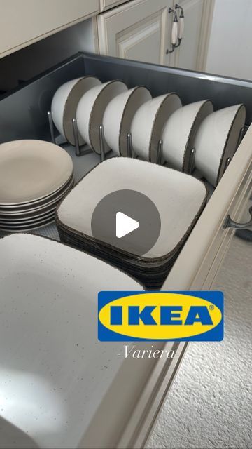 Canan on Instagram: "Mit dem Halterungen bekommt man Ordnung in den Schränken. Ihr könnt es vielseitig verwenden 🫶  Ich habe es von @ikea gekauft   Bu Tutacagiy’ile dolapları düzenli tutabilirsiniz. Pek çok şekilde kullanabilirsiniz @ikea’dan aldım  #temizlikzamanı #temizlikbenimişim #temizlikfikirleri #asmrsounds #temizlikönerileri #ordnungstipps #ordnungsliebe #sauber #cleanday #cleaningmotivation #cleaningmotivation #cleaningsounds #cleaning #clean  #hack #bulaşıkmakinesi #motivation #schubladenorganizer #cekmeceduzeni #organizer #homecleaning #düzenlievim #reelsviral #asmr #reelsinstagram #küche #Ordnung #schubladenorganizer #viralreels #2023 #2022 #fypシ" Ikea Organizer Kitchen, Kitchen Organiser Idea, Kitchen Organisation Ikea, Kitchen Top Organization Ideas, Kitchen Organizing Tips, Ways To Organize Kitchen Cabinets, Kungsfors Ikea Hack, Storage Ideas Kitchen Organisation, Ikea Kitchen Organization Ideas