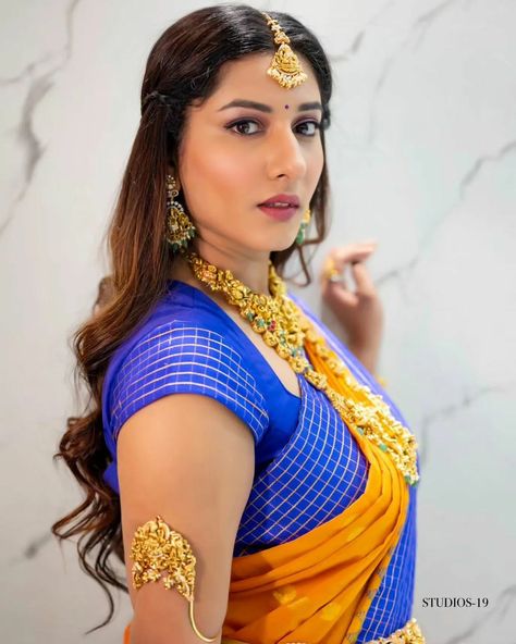 Bollywood Glamour, Bengali Bridal Makeup, Actress Without Makeup, Indian Photoshoot, Beautiful Women Over 40, Curvy Girl Fashion, Beautiful Smile Women, Desi Beauty, Ethnic Fashion