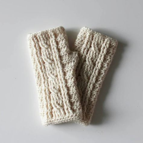 Crochet Cables Pattern, Crochet Fingerless Gloves Free Pattern, Cable Crochet, Crochet Hand Warmers, Crochet Mittens Free Pattern, Crochet Cable Stitch, Crochet Wrist Warmers, Beau Crochet, Fingerless Gloves Crochet Pattern