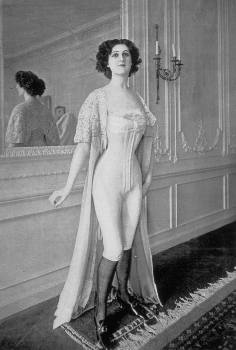 1910s: Corsets With Knee-Length Shorts - Cosmopolitan.com Istoria Modei, 1900s Fashion, Lingerie Vintage, Retro Lingerie, Vintage Corset, Foto Vintage, Photo Vintage, Edwardian Fashion, Moda Vintage