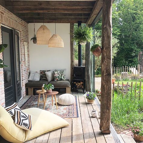 Gezellige veranda in bohemian stijl Design Per Patio, Dutch House, Enclosed Patio, Outdoor Living Room, Design Del Prodotto, Balcony Decor, Outdoor Rooms, Porch Ideas, Garden Room