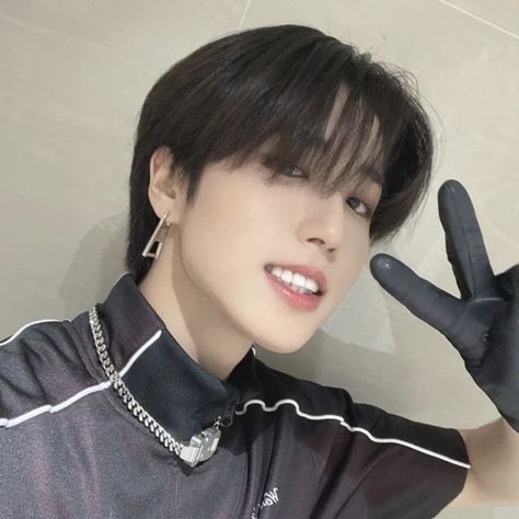 Aesthetic Han Jisung Icon, Black And White Skz Icon, Long Hair Han Jisung, Han Jisung Hair Color, Han Jisung Silver Hair, Han Jisung Wavy Hair, Han Jisung Brown Hair, Han Jisung Black Hair, Han Hairstyle