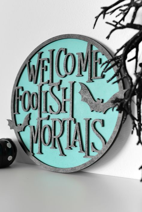 Halloween Sign Cricut, Welcome Foolish Mortals Sign Diy, Circular Signs Decor, Haunted Mansion Halloween Decorations, Welcome Halloween Sign, Cricut Halloween Projects Decor, Spooky Cricut Ideas, Diy Halloween Door Sign, Best Cricut Projects To Sell