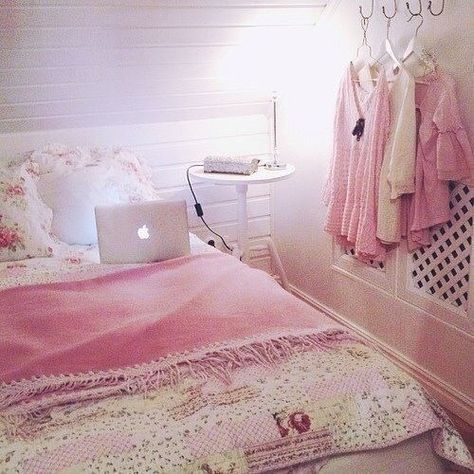 Image in PINK collection by Valentina Sanchez Ideas Habitaciones, Tumblr Bedroom, Pink Clothes, Tumblr Rooms, Casa Vintage, Girly Room, Elegant Bedroom, Pink Room