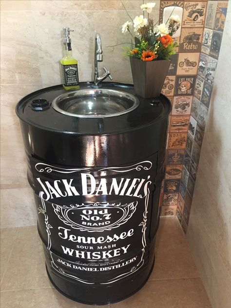 Pia tonel Jack Daniels Jack Daniels Barrel Ideas, Jack Daniels Barrel, Tattoo Studio Interior, Barrel Bar, Oil Barrel, Barber Shop Decor, Piano Bar, Barns Sheds, Home Bar Designs