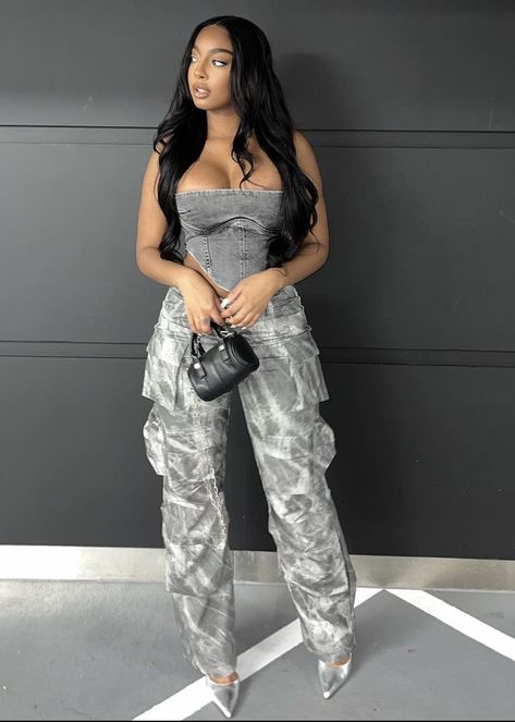 Grey Cargos Outfit, Concert Outfit Cargo Pants, Club Birthday Outfit, Gray Cargo Pants Outfit, Grey Cargo Pants Outfit, Homecoming Fits, Consert Outfits, Ancient Babylon, Date Night Fashion