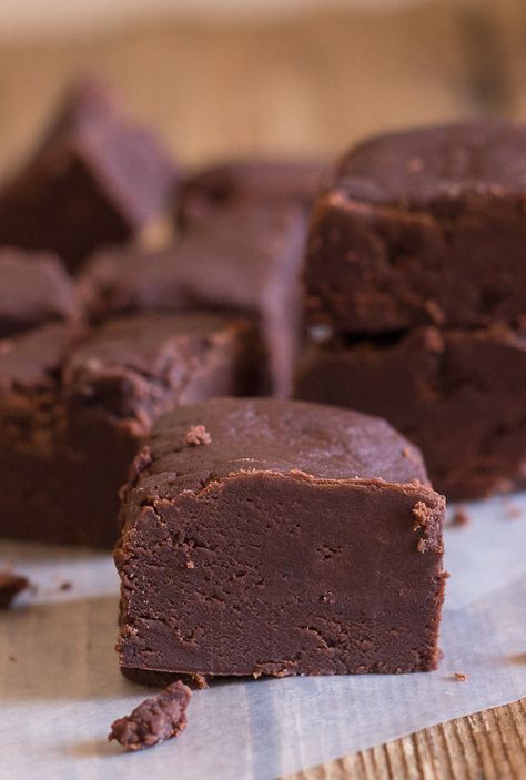 Homemade Edibles, Best Fudge Recipe, Homemade Chocolate Fudge, Old Fashioned Fudge, Homemade Fudge Recipes, Jim Reeves, Fudge Recipes Chocolate, Shugary Sweets, Blank Check