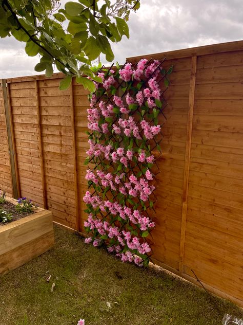 Pink flower trellis for garden use with built in solar lights Ivy Trellis, Large Trellis, Climbing Ivy, Outdoor Trellis, Ivy Plants, Ivy Style, Artificial Leaf, Stop Working, Fresh Green