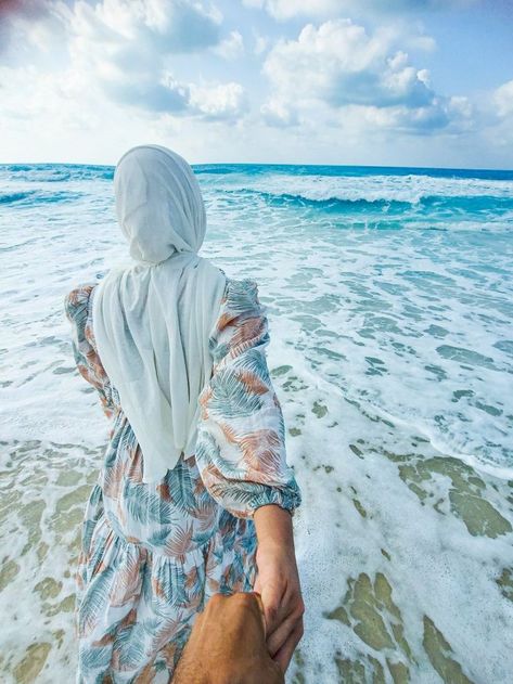 Sea Poses Photo Ideas Hijab, Sea Beach Photography Ideas, Beach Pictures Hijab, Beach Poses Hijab, Pose For Beach Picture Ideas, Sea Poses Photo Ideas, Beach Hijab Outfit Ideas, Beach Hijab, Hijab Beach