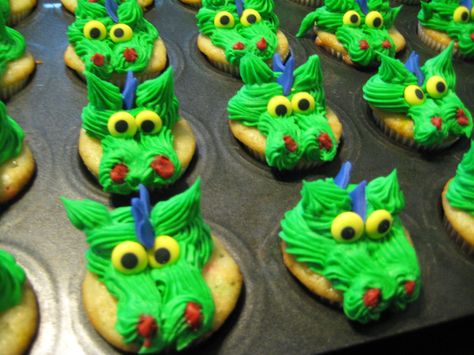 Dragon Cupcakes                                                                                                                                                                                 More Dragon Cupcake Cake, Dragon Dessert, Lizard Cake, Dragon Cupcakes, Dragon Themed Birthday Party, Dragon Birthday Cakes, Dragon Food, Godzilla Party, Chinese Birthday