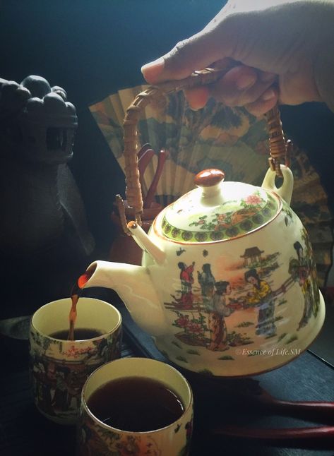 Tea Brewing Aesthetic, Chinese Tea Aesthetic, Chinese Tea Party, Spilled Tea, Chinese Tea House, Tea Chinese, Sense Of Taste, Chinese Kitchen, Tea Brewing