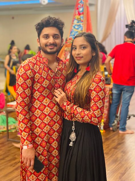 Couple outfits Couple Navratri Outfits, Navratri Couple Outfits, Couples Dresses Matching, Couple Dress Matching Indian Simple, Couple Matching Outfits Indian, Couple Dress Matching Indian, Couple Dress Matching, Gamthi Work, Garba Outfit